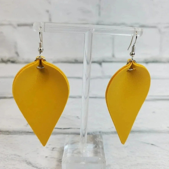 Single Layer Yellow Faux Leather Dangle Chic Lightweight Earrings  1yl18 - Picture 2 of 3